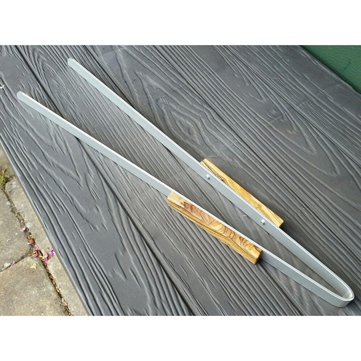 Grillzange BIG DADDY 50 cm, Aluminium, Griffe aus Olivenholz - Feuertonnen Bertling®