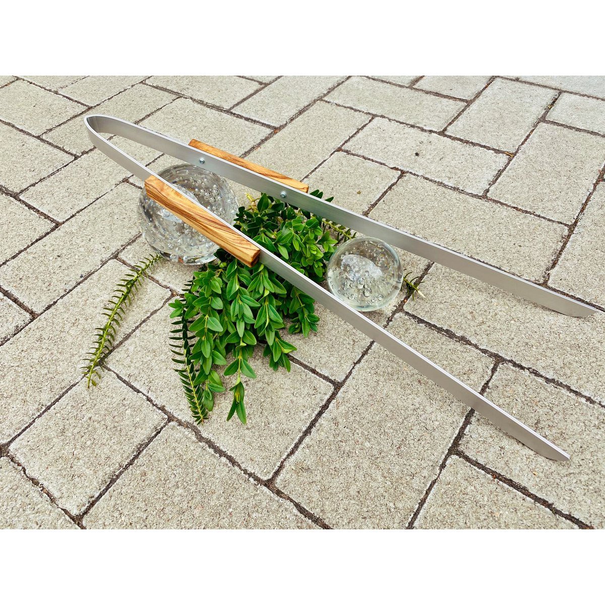 Grillzange BIG DADDY 50 cm, Aluminium, Griffe aus Olivenholz - Feuertonnen Bertling®