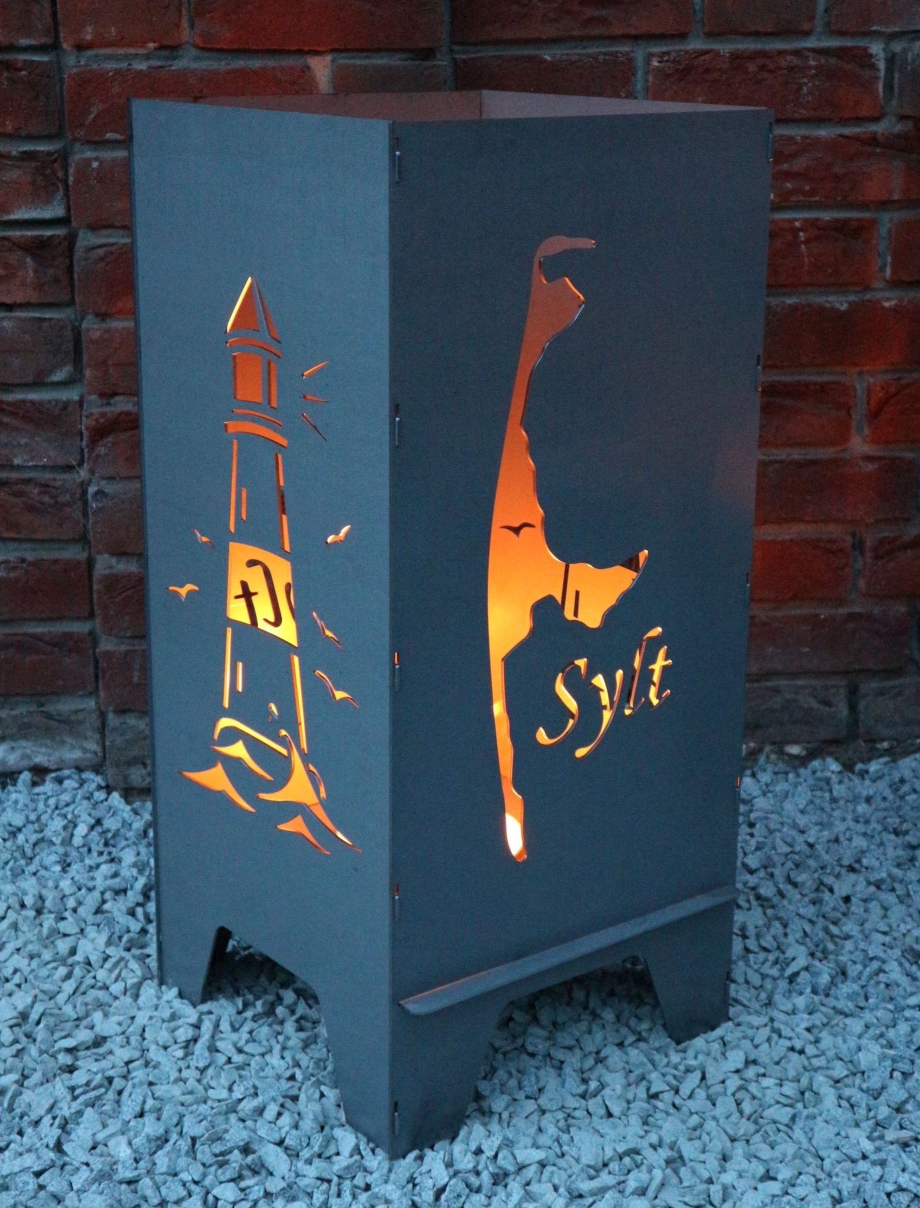 große Feuertonne für den Garten mit individuellem Motiv Sylt und Leuchtturm