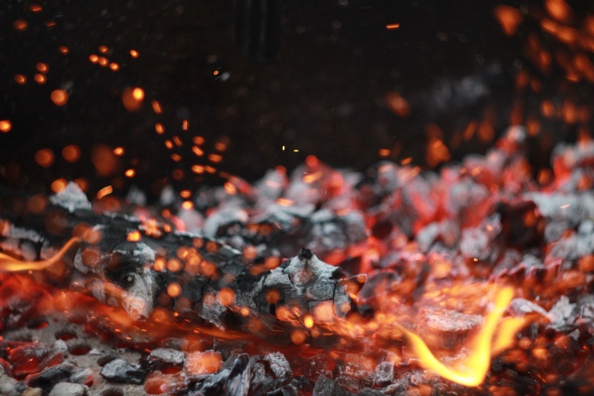 Wenn die Flammen erlöschen – So kannst du die Asche richtig entsorgen - Feuertonnen Bertling®